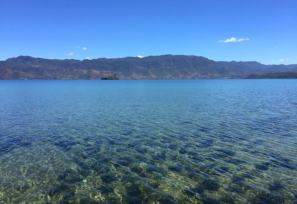 泸沽湖清澈的近岸湖水